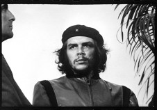 La fotografía del Che Guevara fue tomada por Alberto Díaz (Korda) el 5 de marzo de 1960 en el entierro por las víctimas de la explosión de La Coubre